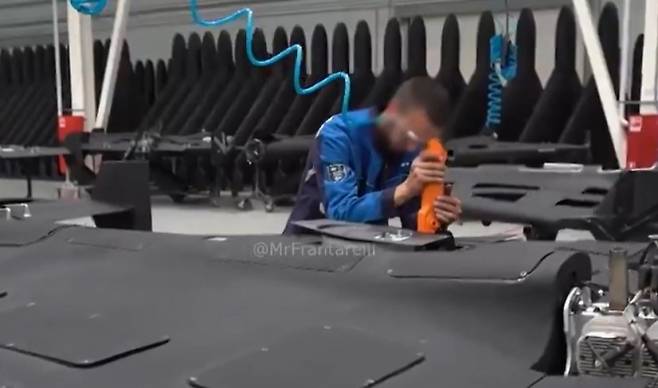 옐라부가 드론 공장에서 작업 중인 한 남성의 모습. 영상 캡처