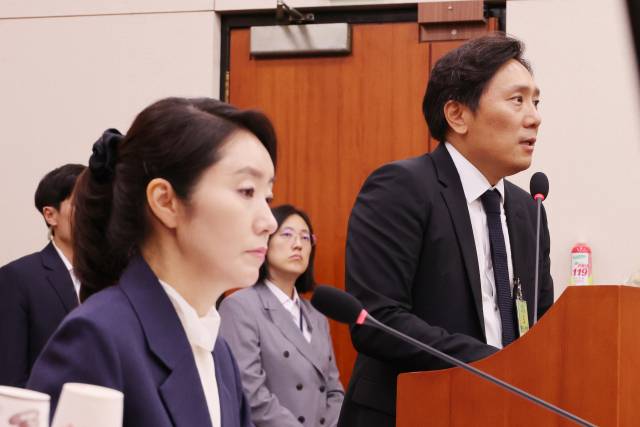 지난 14일 국회 여성가족위원회에서 열린 강선우 여성가족부 장관 후보자에 대한 인사청문회에서 증인으로 출석한 이의일 엑셀세라퓨틱스 대표가 신문에 답하고 있다. 연합뉴스