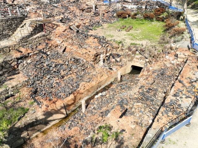 화마에 잿더미가 된 고운사 가운루의 모습. 사진 제공=국가유산청