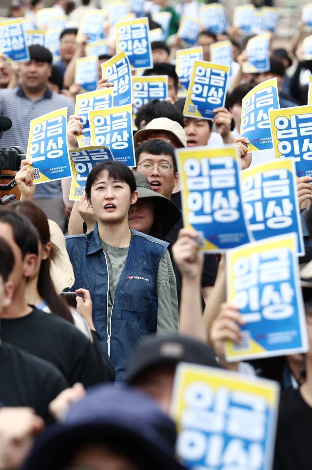 전국공무원노동조합 조합원들이 18일 오후 서울 여의도 경복궁 인근에서 열린 공무원 임금인상! 청년공무원 300인 집회에서 공무원 인금 인상을 촉구하고 있다. 뉴스1