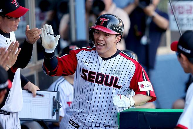 LG 문성주는 20일 롯데와 홈경기에서 2번타자 좌익수로 선발출전했다. 1회초 홈 보살, 1회말 마수걸이 홈런으로 팀 승리에 보탬이 됐다. 사진제공|LG 트윈스