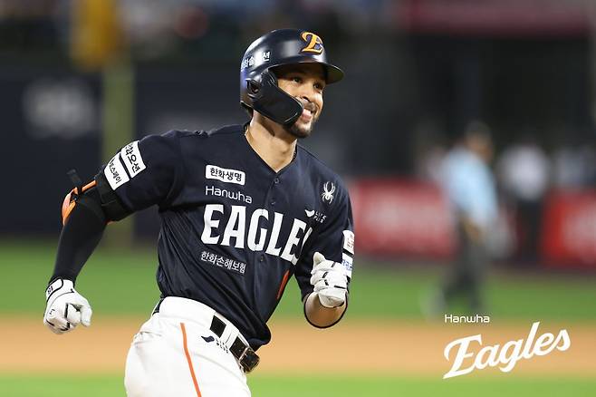 한화 외국인타자 루이스 리베라토가 20일 수원KT위즈파크에서 열린 KT와 원정경기 7회초 중월 2점홈런을 터트린 뒤 그라운드를 돌고 있다. 사진제공|한화 이글스