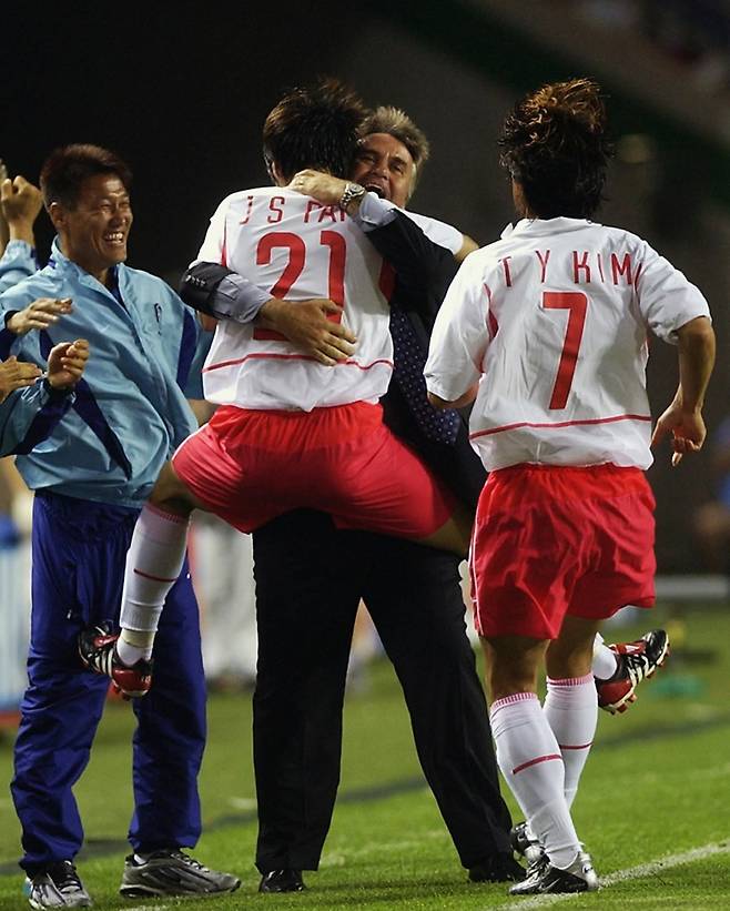 포르투갈과 2002한일월드컵 조별리그 최종전에서 결승골을 뽑은 한국대표팀 박지성이 거스 히딩크 감독에게 달려들며 기뻐하고 있다. 사진출처|FIFA 월드컵 페이스북