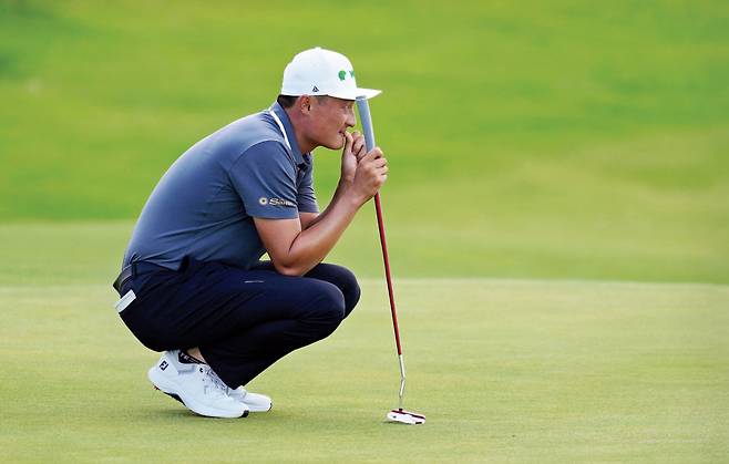 리하오퉁(중국)이 19일(현지시각) 영국 북아일랜드 포트러시의 로열포트러시GC에서 열린 제153회 디 오픈 3라운드 8번 홀에서 그린을 살피고 있다. 포트러시 | 로이터연합