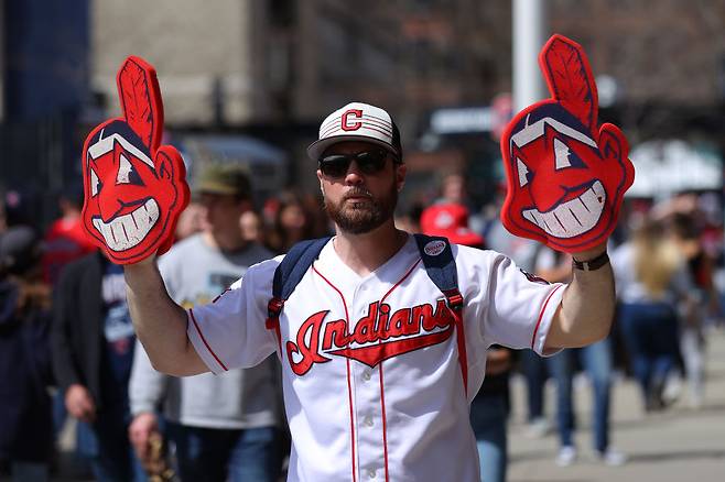 클리블랜드 인디언스 시절 마스코트와 유니폼을 입은 야구팬. 게티이미지코리아