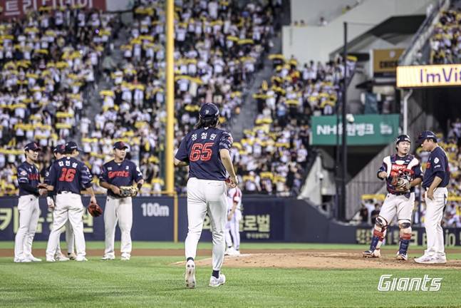 정철원이 마운드에 오르고 있다. /사진=롯데 자이언츠