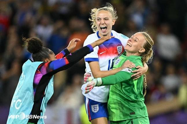 잉글랜드 선수들이 스웨덴과 8강전에서 승리한 뒤 환호하고 있다. /AFPBBNews=뉴스1