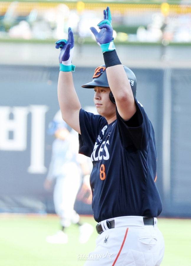 한화 4번타자 노시환이 20일 수원KT위즈파크에서 열리는 2025 KBO리그 한화이글스와 KT위즈 경기 1회초 1사 2,3루에서 2타점 안타로 출루하고 있다. /사진=강영조 선임기자