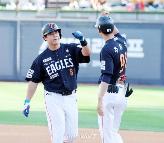 한화 노시환(왼쪽)이 20일 수원 KT전 1회초 1사 2, 3루에서 2타점 안타를 치고 추승우 코치와 세리머니를 하고 있다. /사진=강영조 선임기자