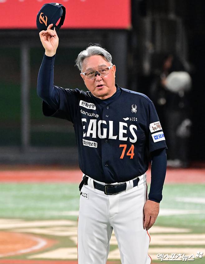 김경문 감독이 이끄는 한화 이글스가 오는 22일 서울 잠실야구장에서 열리는 두산 베어스와의 경기에서 구단 역사상 첫 단일 시즌 두 번째 10연승에 도전한다. 사진 엑스포츠뉴스 DB