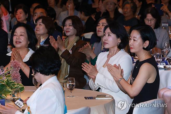 손뼉치는 김혜경 여사 (서울=연합뉴스) 신현우 기자 = 이재명 대통령의 배우자 김혜경 여사가 1일 서울 중구 신라호텔 다이너스티홀에서 열린 제4회 여성기업주간 개막식에 참석해 유공자 포상을 보며 손뼉치고 있다. 2025.7.1 nowwego@yna.co.kr