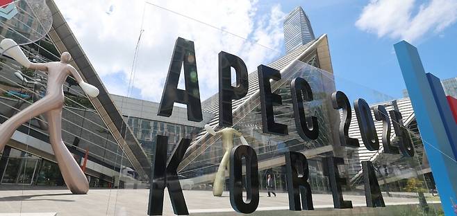 ▲ 지난 20일 인천 연수구 송도컨벤시아 앞에 '2025 APEC' 개최를 알리는 조형물이 설치돼 있다. 오는 26일부터 8월15일까지 송도컨벤시아에서는 APEC 제3차 고위관리회의를 비롯해 정보통신·식량안보·여성경제 등 장관회의가 잇따라 열린다. /양진수 기자 photosmith@incheonilbo.com