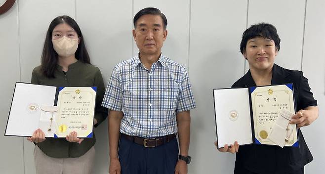 대전자치경찰위원회는 22일 위원회 회의실에서 '2025 시민 아이디어 공모전' 시상식을 열고 시민이 직접 제안한 우수 치안 정책을 선정·시상했다. 사진제공은 대전시