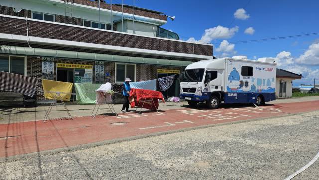 한국수자원공사(K-water) 금강유역본부가 아산권지사와 함께 당진시 호우피해 주민을 위해 생필품과 이동형 세탁차량을 지원했다고 22일 밝혔다. 한국수자원공사 금강유역본부 제공
