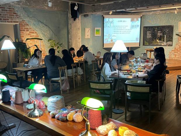 소셜링 프로그램 ‘퇴근 후 뜨개클럽’이 25일 오후 8시 광주광역시 남구 양림동 카페1890에서 열린다. 10년후그라운드 제공