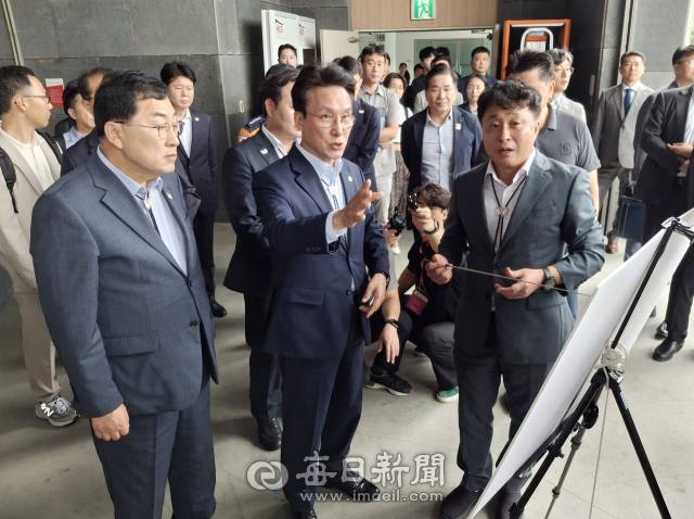 11일 김민석 국무총리(가운데)가 APEC 정상회의가 열릴 경주화백컨벤션센터에서 김상철 APEC준비지원단장으로부터 설명을 듣고 있다. 김진만 기자