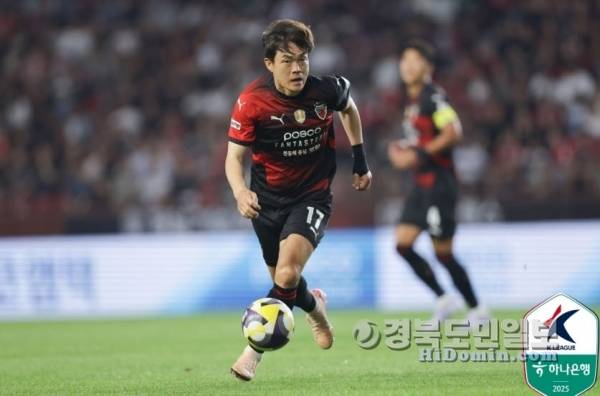 22일 포항스틸러스와 수원FC와의 포항 홈경기에서 신광훈이 드리볼 하고 있다. 사진=한국프로축구연맹 제공