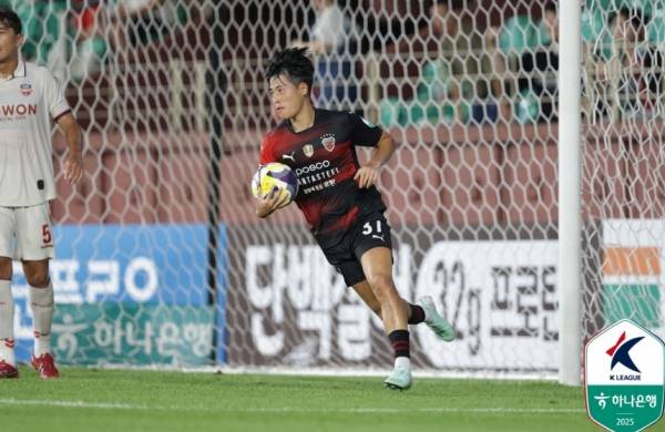 포항스틸러스 홍윤상이 골을 터뜨린 뒤 볼을 들고 달려 나오고 있다. 사진=한국프로축구연맹 제공