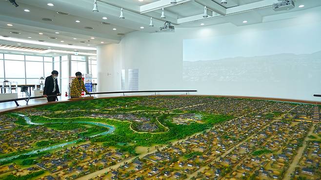 경주엑스포대공원 경주타워전망 1층에 설치된 신라왕경 모형. 경북문화관광공사 제공