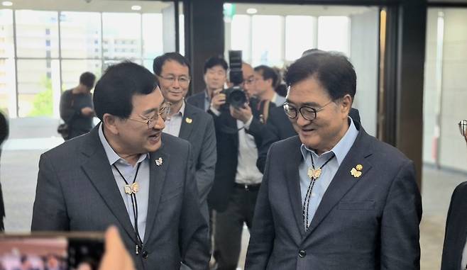 주낙영 경주시장과 우원식 국회의장(오른쪽)이 경주 화백컨벤션센터(HICO)에서 2025 APEC 현장점검 브리핑을 들으며 대화를 나누고 있다. 장성재 기자