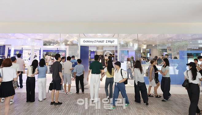 더현대 서울에 오픈한 ‘갤럭시 스튜디오’ 전경(사진=삼성전자)