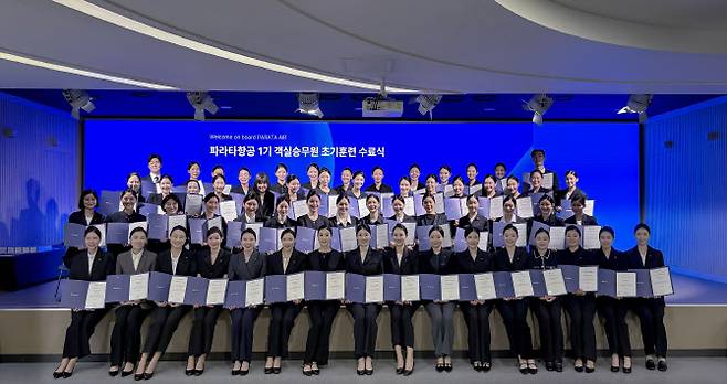 지난 4월 공개채용을 통해 입사한 파라타항공 1기 객실승무원 60명이 7월 초 11주간의 교육과 훈련을 수료하고 기념촬영하고 있는 모습(사진=파라타항공)