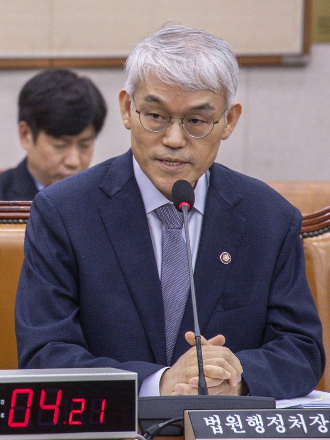 천대엽 대법원 법원행정처장이 22일 국회에서 열린 국회 법제사법위원회 전체 회의에 출석해 의원 질의에 답하고 있다. (사진=연합뉴스)