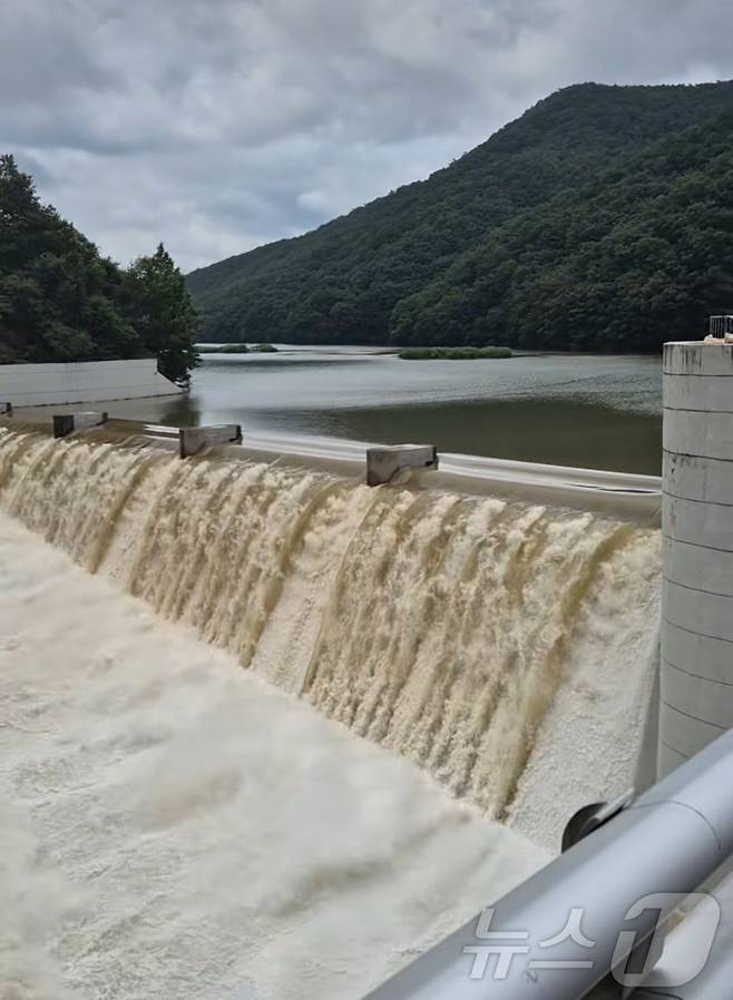 17일부터 19일 사이 광주·전남에 최대 600㎜의 극한호우가 쏟아진 가운데 광주 주요 상수원인 동복댐이 저수율을 감당하지 못해 월류하고 있다.(사진=구복규 화순군수 SNS 갈무리) 2025.7.21/뉴스1