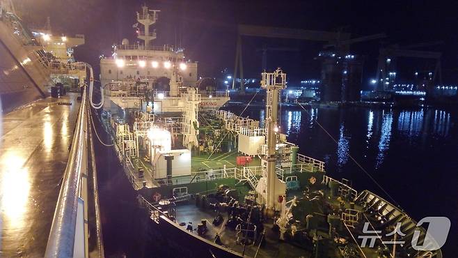 한국가스공사 벙커링 선박이 LNG벙커링을 작업을 수행하고 있다 (자료사진, 가스공사 제공)
