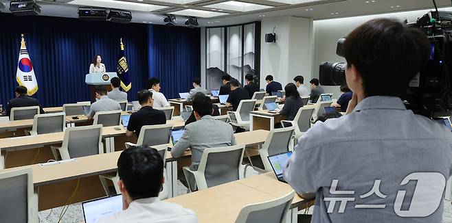 강유정 대통령실 대변인이 8일 서울 용산구 대통령실 청사에서 브리핑룸 개선 관련 브리핑을 하고 있다. 강 대변인은 이날 "기존 브리핑룸 체제를 유지하되 카메라 4대를 추가 도입할 예정"이라며 "일방적인 소통에서 벗어나 기자들의 질의하는 모습이 담긴 쌍방향 소통의 모습을 전달할 것"이라고 밝혔다. 2025.6.8/뉴스1 ⓒ News1 박지혜 기자
