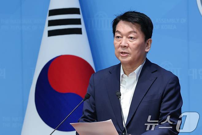 안철수 국민의힘 의원이 21일 오전 서울 여의도 국회 소통관에서 기자회견을 열고 김문수 후보를 향해 '친길(친전한길) 당대표가 되려고 하나'며 비판하고 있다. 2025.7.21/뉴스1 ⓒ News1 안은나 기자