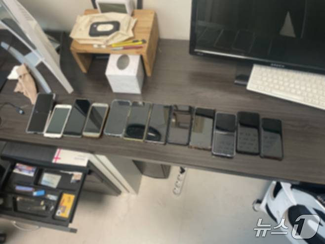 실시간 통화·문자내용 감청 악성프로그램 제작·판매한 일당 사무실에서 발견한 휴대전화.(부산경찰청 제공. 재판매 및 DB 금지)