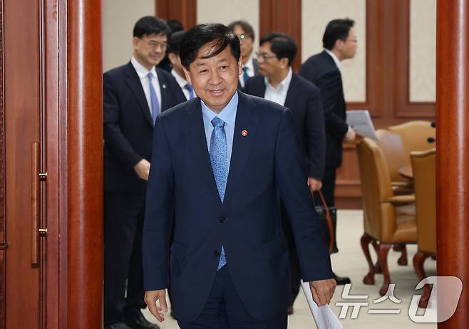 구윤철 경제부총리 겸 기획재정부 장관이 22일 오전 서울 종로구 정부서울청사에서 미국 통상 협상을 앞두고 열린 비공개 대외경제장관회의를 마치고 나서고 있다. 2025.7.22/뉴스1 ⓒ News1 임세영 기자
