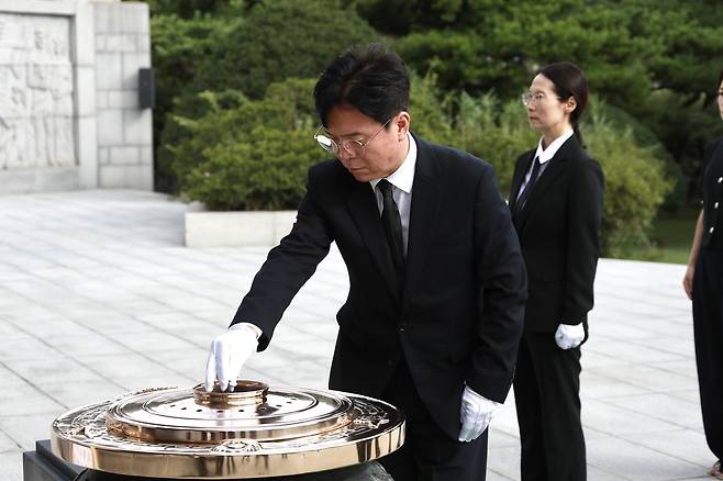 (세종=뉴스1) 나혜윤 기자 = 김영훈 고용노동부 장관이 22일 취임 후 첫 일정으로 서울 동작동 국립서울현충원을 참배하며 공식 업무를 시작했다.(사진제공=고용노동부)