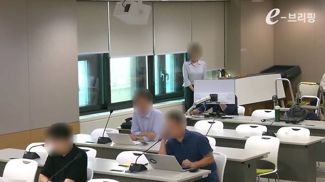 지난 21일 통일부 정례브리핑에서 질문하는 기자를 촬영하는 모습.(e-브리핑시스템 캡처)