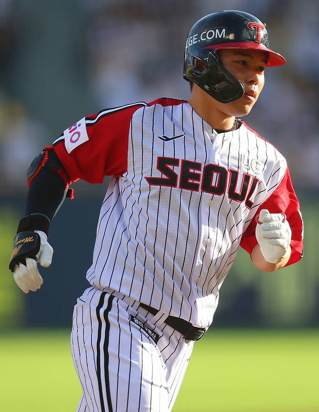 LG 문성주가 20일 서울 잠실구장에서 열린 2025 KBO리그 정규시즌 롯데전 1회말 동점 솔로 홈런을 친 후 베이스를 돌고 있다. 사진 | 연합뉴스