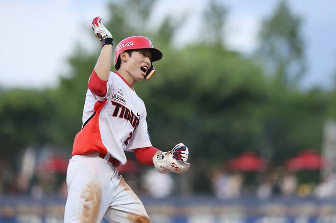 KIA 김호령이 5일 광주-기아 챔피언스 필드에서 열린 2025 KBO리그 정규시즌 롯데전서 만루홈런을 치고 3루를 돌며 포효하고 있다. 사진 | KIA 타이거즈