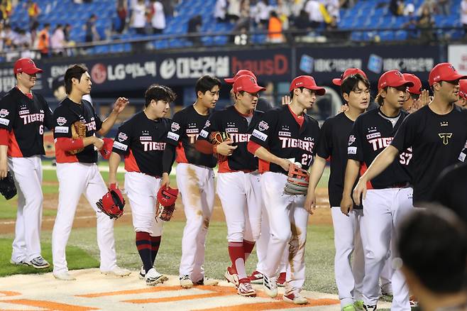 KIA 선수단이 28일 서울 잠실구장에서 열린 2025 KBO리그 정규시즌 LG전 승리 후 하이파이브를 하고 있다. 사진 | KIA 타이거즈