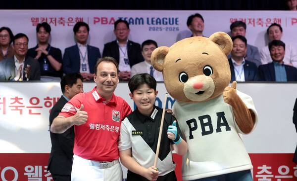 22일 경기도 고양시에 위치한 고양 킨텍스 PBA 스타디움에서 진행된 '웰컴저축은행 PBA 팀리그 2025-2026' 개막식 시타에 나선 구성욱 군(가운데)이 다니엘 산체스(스페인·웰컴저축은행, 왼쪽), PBA 캐릭터 빌리베어가 기념 촬영 하고 있다. /사진=PBA