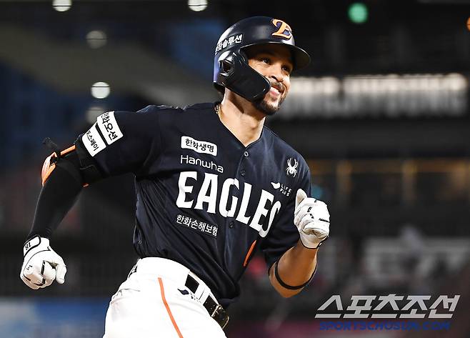 20일 수원 KT위즈파크에서 열린 한화-KT전. 7회초 2사 2루 리베라토가 투런포를 친 후 환호하고 있다. 수원=정재근 기자 cjg@sportschosun.com/2025.7.20/