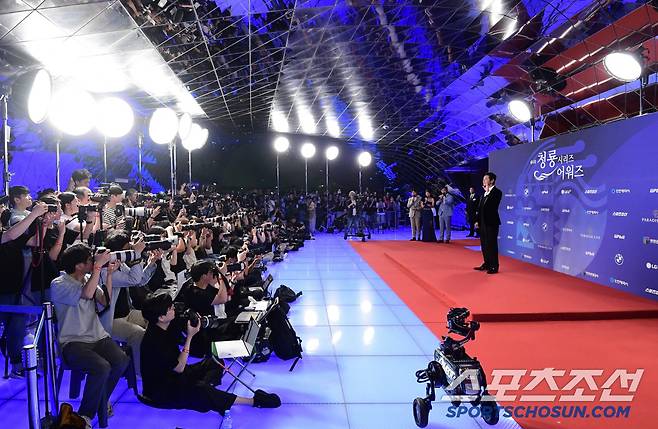 제4회 청룡시리즈어워즈(Bluedragon Series Awards)가 18일 인천 파라다이스시티에서 열렸다. 주지훈이 포토타임을 갖고 있다. 인천=송정헌 기자 songs@sportschosun.com/2025.07.18/