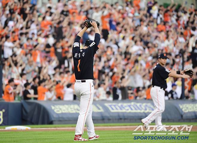 22일 잠실야구장에서 열린 KBO리그 두산과 한화의 경기. 3회말 1사 2루. 한화 중견수 리베라토의 호수비에 환호하는 문동주. 잠실=송정헌 기자songs@sportschosun.com/2025.07.22/