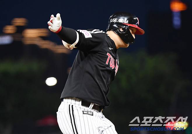 22일 광주 기아 챔피언스필드에서 열린 LG-KIA전. 6회초 1사 1, 2루 문보경이 3점 홈런을 친 후 환호하고 있다. 광주=정재근 기자 cjg@sportschosun.com/2025.7.22/