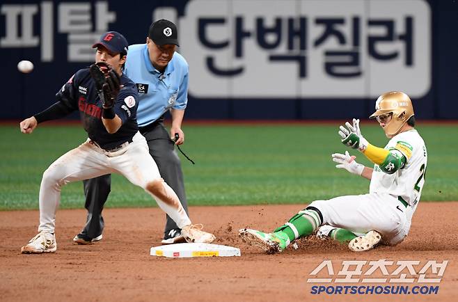 22일 서울 고척스카이돔에서 열린 키움 히어로즈와 롯데 자이언츠의 경기. 1회말 1사 키움 임지열이 안타를 날린 뒤 2루를 파고들고 있다. 고척=박재만 기자 pjm@sportschosun.com/2025.07.22/