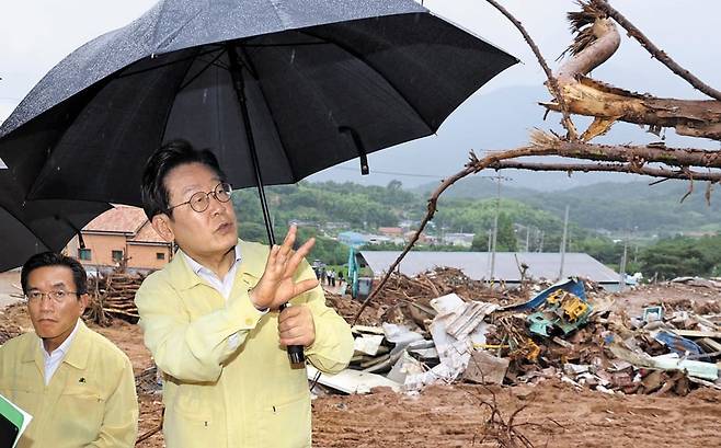 산청 산사태 현장 찾은 李대통령 “특별재난지역 빨리 지정할 것” 21일 이재명 대통령이 집중호우로 산사태가 발생한 경남 산청군 산청읍 부리마을을 찾아 임상섭(왼쪽) 산림청장과 함께 피해 상황을 점검하고 있다. 이 대통령은 이 자리에서 “(산청을) 최대한 빨리 특별재난지역으로 지정하겠다”고 밝혔다. /연합뉴스