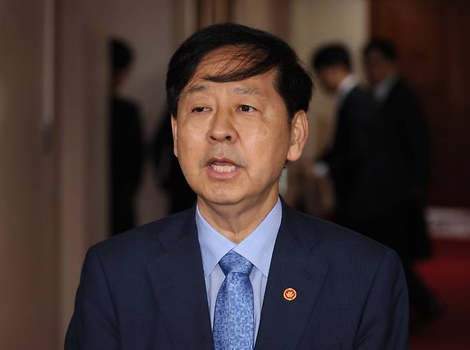 구윤철 부총리 겸 기획재정부 장관이 22일 서울 종로구 정부서울청사에서 대외경제장관회의를 마친 후 취재진 질문에 답하고 있다. /연합뉴스