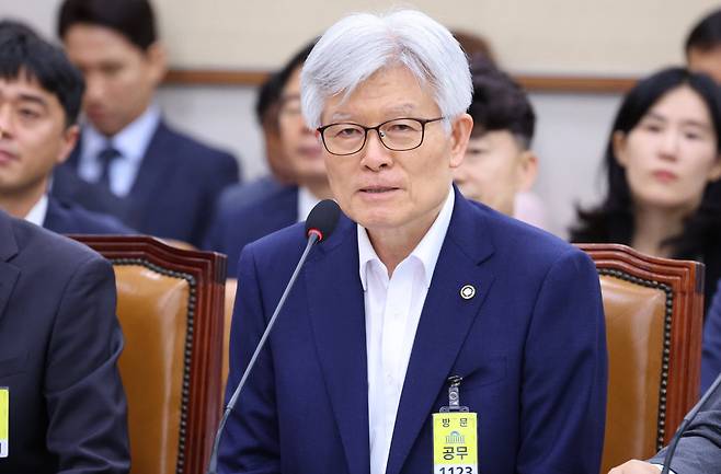 최동석 인사혁신처장이 22일 오후 서울 여의도 국회에서 열린 법제사법위원회 전체회의에서 의원 질의에 답변하고 있다. /남강호 기자