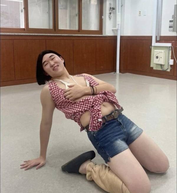 의정부고 3학년 학생이 ‘워터밤 여신’으로 불리는 가수 권은비를 패러디했다./의정부고 학생자치회 인스타그램 캡처