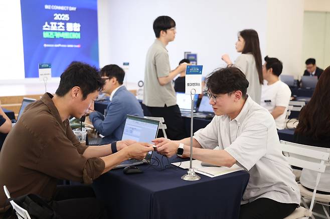 스포츠 스타트업 CEO들이 22일 ‘2025 스포츠 통합 비즈 커넥트데이’에 참여해 VC, 유통 대기업, 스포츠 구단, 크리에이터 등 다양한 파트너들과 논의하고 있다.