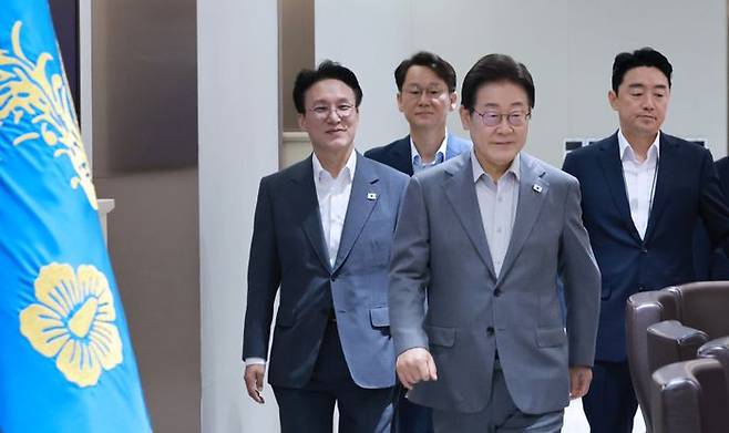 이재명 대통령이 15일 서울 용산 대통령실 청사에서 열린 국무회의에 입장하고 있다. ⓒ뉴시스